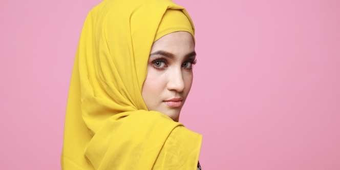 Trik Menghilangkan Noda Makeup Pada Hijab