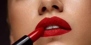 Tutorial Pakai Lipstik Agar Kece Pose Kekinian Saat Selfie