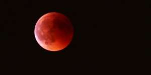 Foto-Foto Fenomena Langka 'Bulan Cacing Penuh' di Langit Indonesia Semalam
