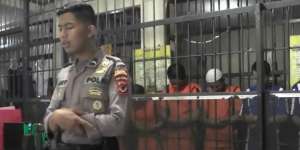 Suara Merdu Bripda Asep Jadi Imam Sholat Tahanan