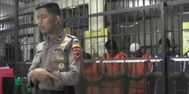 Suara Merdu Bripda Asep Jadi Imam Sholat Tahanan