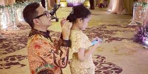 Manisnya Papa Lembu, Benahi Konde Sang Putri Sampai Berlutut