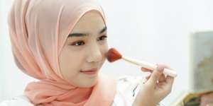 Tips Agar Tak Tertular Virus Corona Saat Memakai Makeup