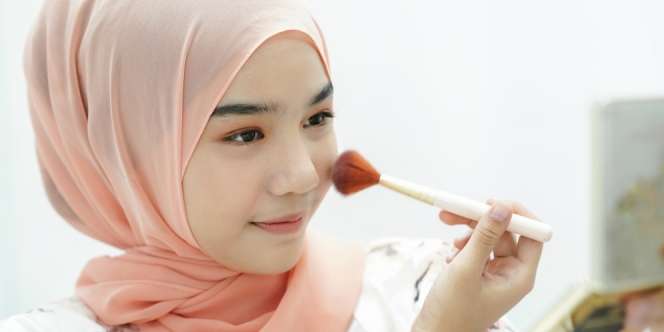 Tips Agar Tak Tertular Virus Corona Saat Memakai Makeup
