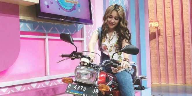 Lihat Pose Ayu Ting Ting Naik Motor, Netizen Rebutan Minta Dibonceng