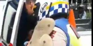 Viral, Video Polantas Evakuasi Wanita Pingsan di Atas Motor