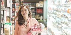Ajak Sang Bayi ke Mal, Shandy Aulia Buat Netizen Cemas
