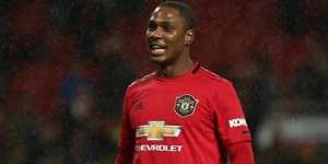 Momen Lucu Ibu Striker Manchester United Minta Indomie Saat Naik Pesawat