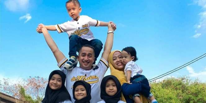 Merinding, Irfan Hakim Beli Kafan dan Makam untuk Keluarga Sepulang Umrah