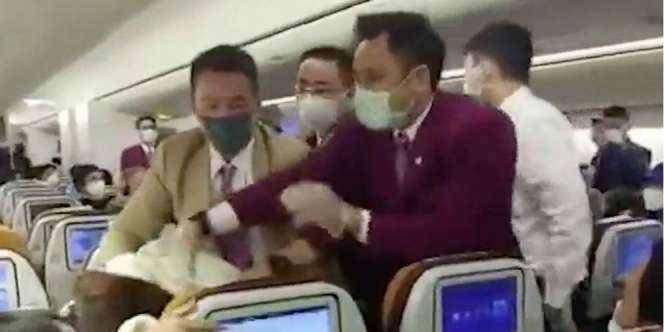 Kesal, Penumpang Pesawat Semburkan Batuk ke Pramugari