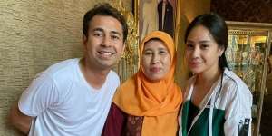 Foto Bareng Raffi dan Nagita Slavina, Wajah Ibunda Inul Jadi Sorotan