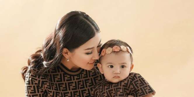 Kenakan Baju Couple, Harga Busana Sarwendah dan Thania Mencengangkan