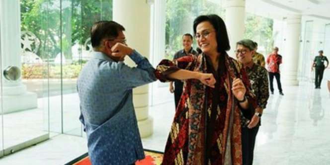 2 Gaya `Salam Corona` JK Saat Bertemu Wapres Maruf Amin dan Sri Mulyani