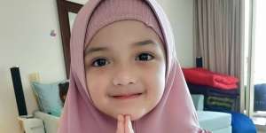 Tak Mau Pakai Baju Terbuka, Arsy Hermansyah Tampil Berhijab