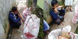 Lapar dan Dagangan Tak Laku, Penjual Kerupuk Keliling Nangis di Dalam Gang