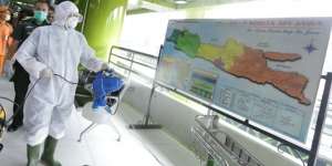 Cegah Penyebaran Corona, Stasiun Gambir Disemprot Disinfektan