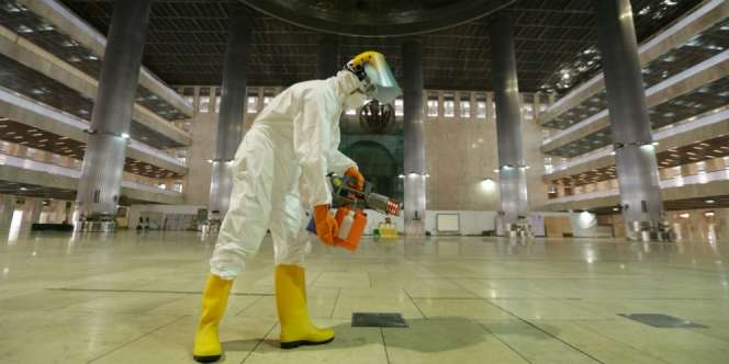 DMI Semprot Disinfektan 10 Ribu Masjid, JK: Lebih Baik Capek Sekarang