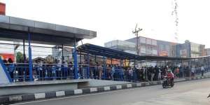 Pengurangan Transportasi Umum Imbas Corona, Antrean Mengular
