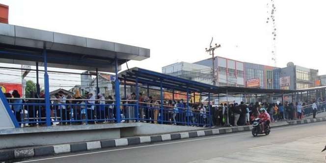 Pengurangan Transportasi Umum Imbas Corona, Antrean Mengular