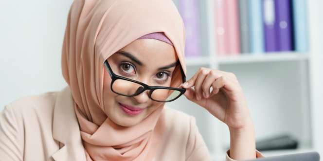 4 Model Hijab yang Cocok Dikenakan Hijaber Berkacamata