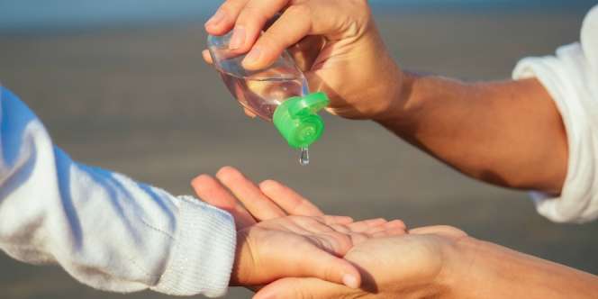 Kucek Mata Usai Pakai Hand Sanitizer, Wanita Ini Alami Radang Kornea