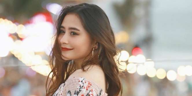 Rebahan di Sofa, Pose Prilly Latuconsina Bikin Gagal Fokus