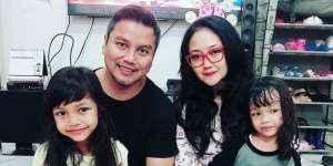 Haru! Doa dan Dukungan Suami untuk Rheina Ipeh Sepeninggal Sang Ayah