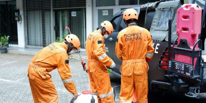 Dompet Dhuafa Terjunkan Tim Cekal Corona, Semprot Disinfektan di Tempat Ibadah