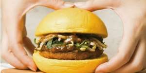 Ada Burger Pecel dan Sambal Matah, Penasaran Rasanya?