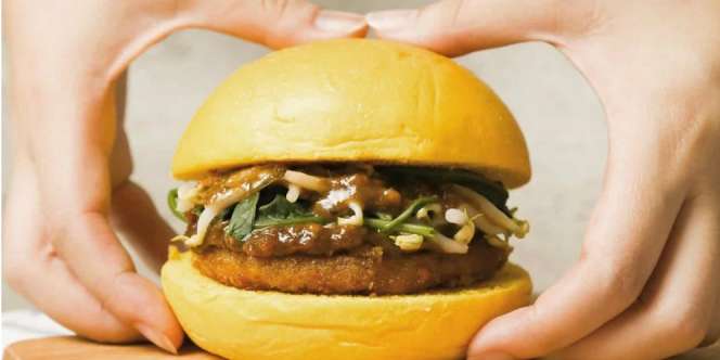 Ada Burger Pecel dan Sambal Matah, Penasaran Rasanya?