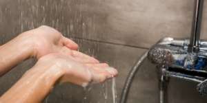 Ada Hal yang Perlu Dihindari Saat Mandi Agar Tak Jerawatan