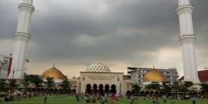 Masjid Raya Bandung Tiadakan Sholat Jumat Sementara