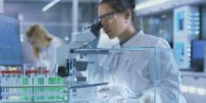 Cerita Sukarelawan Pertama yang Disuntik Virus Corona Buat Uji Coba Vaksin