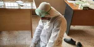 Tenaga Medis Sholat dengan Baju Hazmat, Bikin Netizen Terkagum