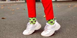 Tips Mix and Match Busana dengan Ugly Sneakers