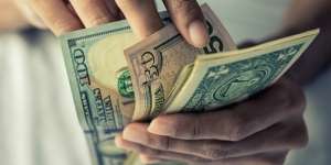 Rupiah Makin Tertekan, Kurs JISDOR Dolar AS Sentuh Rp15.712
