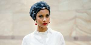 4 Tips Mix and Match Baju Putih