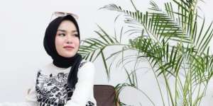 Usai Rehabilitasi, Medina Zein Pamer Wajah Polos di Rumah