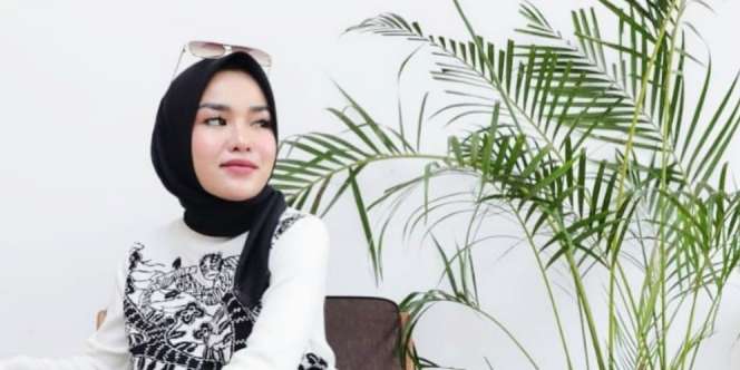 Usai Rehabilitasi, Medina Zein Pamer Wajah Polos di Rumah