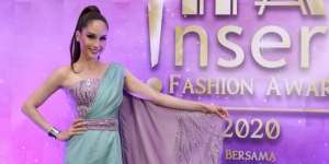 Penampilan Cinta Laura Saat Pakai Gelang Mainan