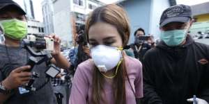 Gaya Ayu Ting Ting Pakai Masker Mahal