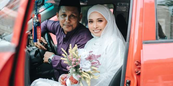 Viral! Ayah Antar Putrinya Akad Nikah Pakai Mobil Taksi