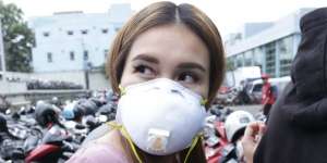 Gaya 'Anti-Corona' Ayu Ting Ting, Tetap Stylish Meski Pakai Masker N95