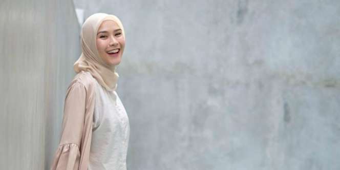 `Terdampar` di Pinggir Tol, Zaskia Mecca Cuma Pakai Kaos dan Sandal Jepit