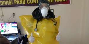 Tak Ada Hazmat, Dokter Indonesia Pakai Plastik Sampah Saat Tangani Pasien Corona