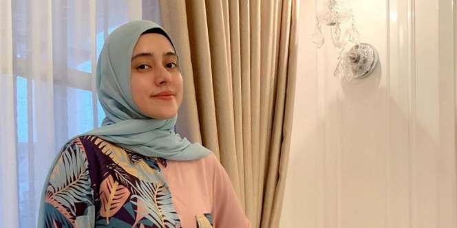 Padu Padan Outfit Hijab Tartan ala Fairuz A Rafiq