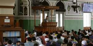 Foto Sholat Jumat di Masjid Al-Azhar, Jamaah Tak Berjarak