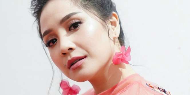 Nagita Slavina Bikin Geger Pakai Kalung 'Antivirus'