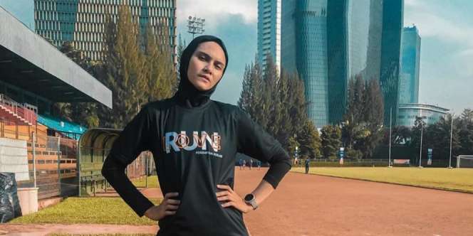 Plank Berpasangan ala Zeezee Shahab, Bikin Fit Selama di Rumah