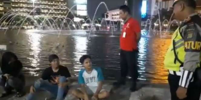 Polisi Aktif Bubarkan yang Nongkrong Saat Social Distancing